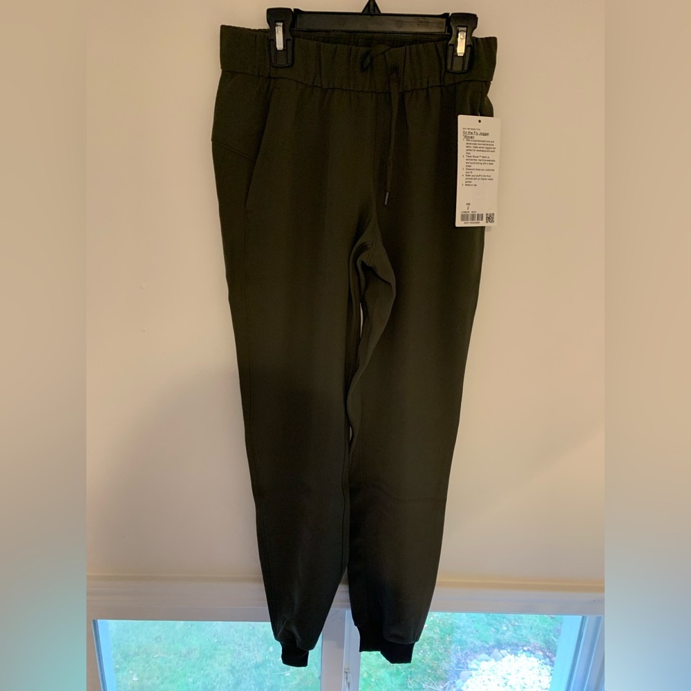 NWT Lululemon Athletica On The Fly Woven Jogger- Women- Olive